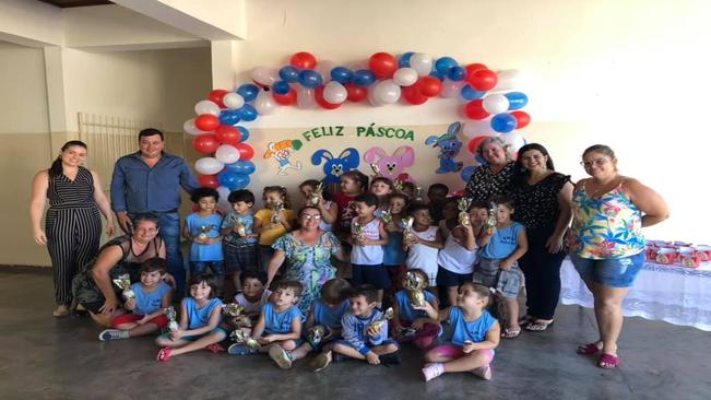 Prefeitura entrega ovos de páscoa para crianças nas escolas municipais