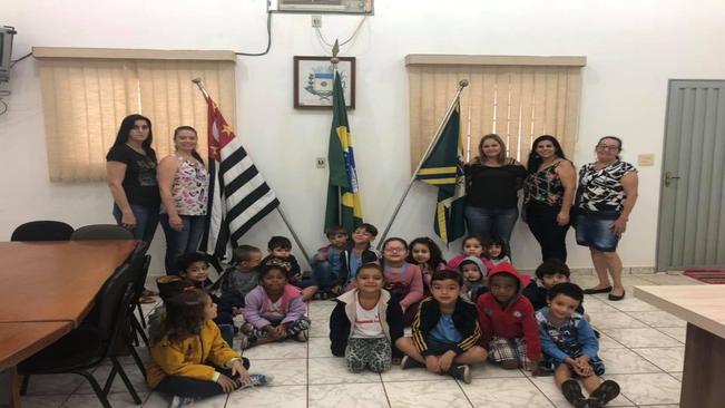 Alunos da Pré-escola visitam a Prefeitura Municipal de Turmalina