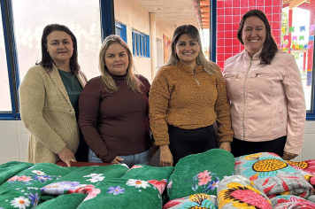 ENTREGA DE COBERTAS NA CEMEI. APARECIDO DONIZETE SAVAZI