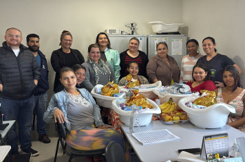 ENTREGA DOS KITS PARA O GRUPO DE GESTANTES.                              