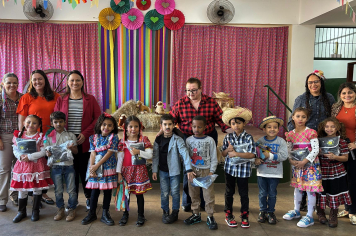 ENTREGA DE UNIFORMES NA ESCOLA MUNICIPAL