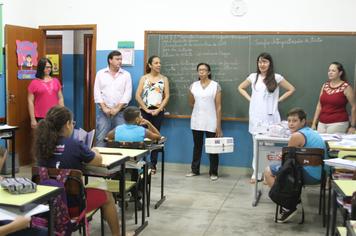 Prefeitura entrega kits de higiene bucal para alunos da rede municipal