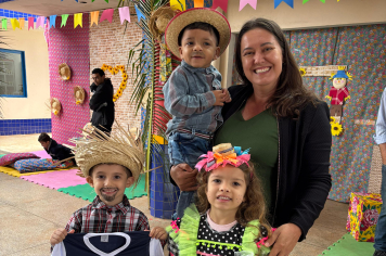 ENTREGA DOS UNIFORMES NO CEMEI. APARECIDO DONIZETE SAVAZI